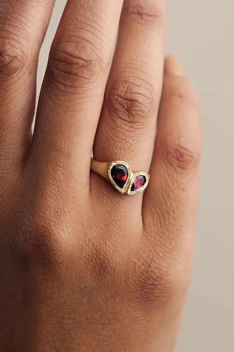 PETAL HEART SIGNET RING - YELLOW GOLD, GARNET Ada Hodgson