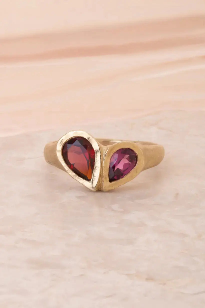 PETAL HEART SIGNET RING - YELLOW GOLD, GARNET Ada Hodgson