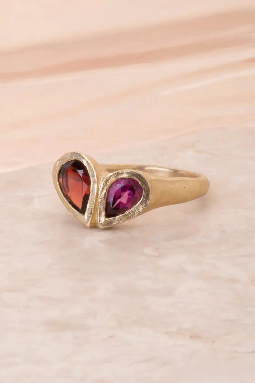 PETAL HEART SIGNET RING - YELLOW GOLD, GARNET Ada Hodgson
