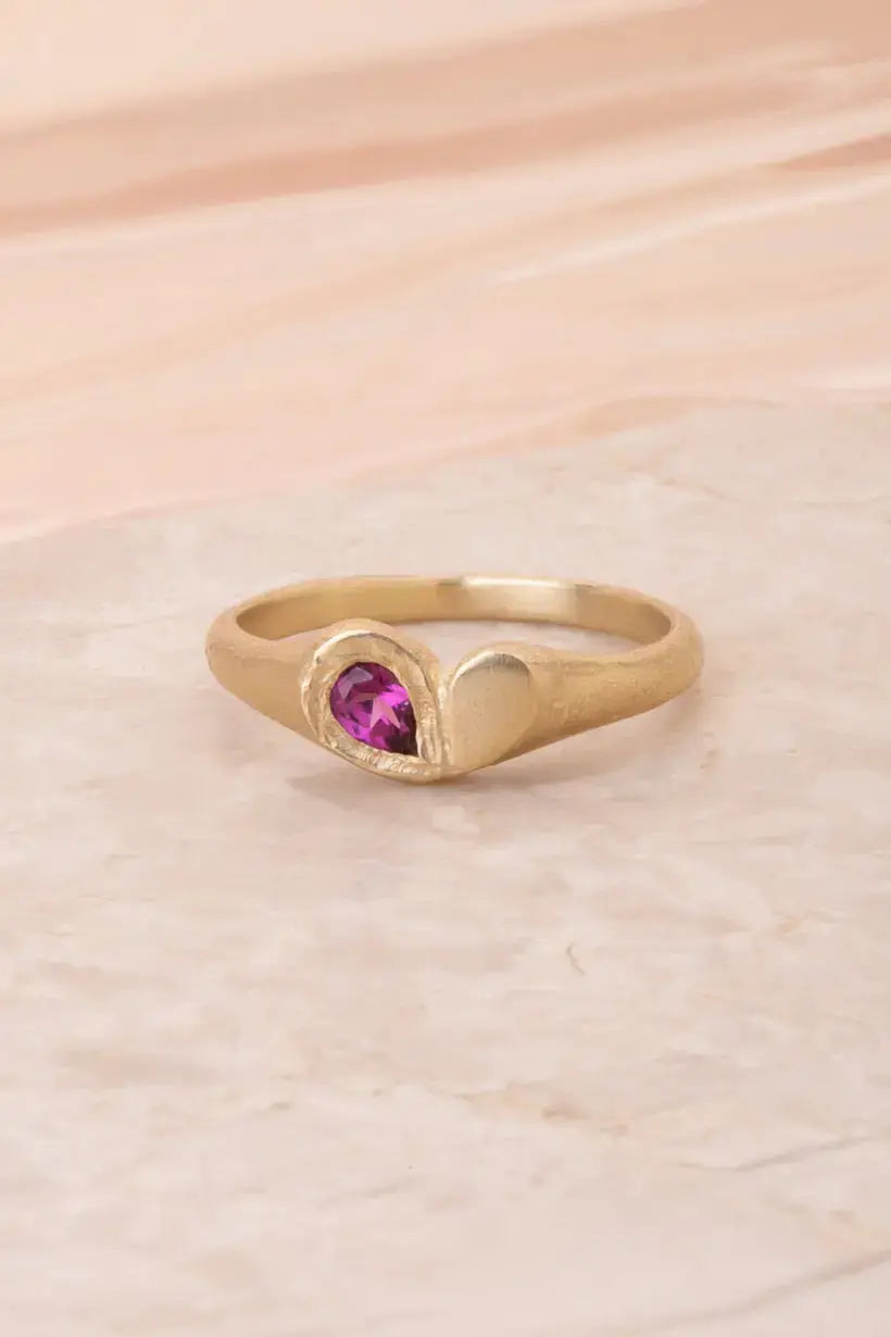 PRECIOUS HEART SIGNET RING - YELLOW GOLD, GARNET Ada Hodgson
