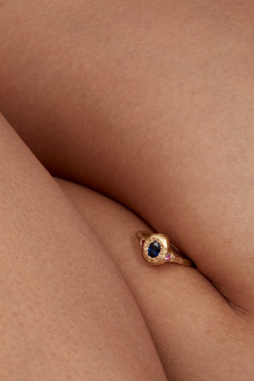 Monet’s Garden Ring by Ada Hodgson featuring Australian sapphire and pink sapphires in textured 9ct yellow gold