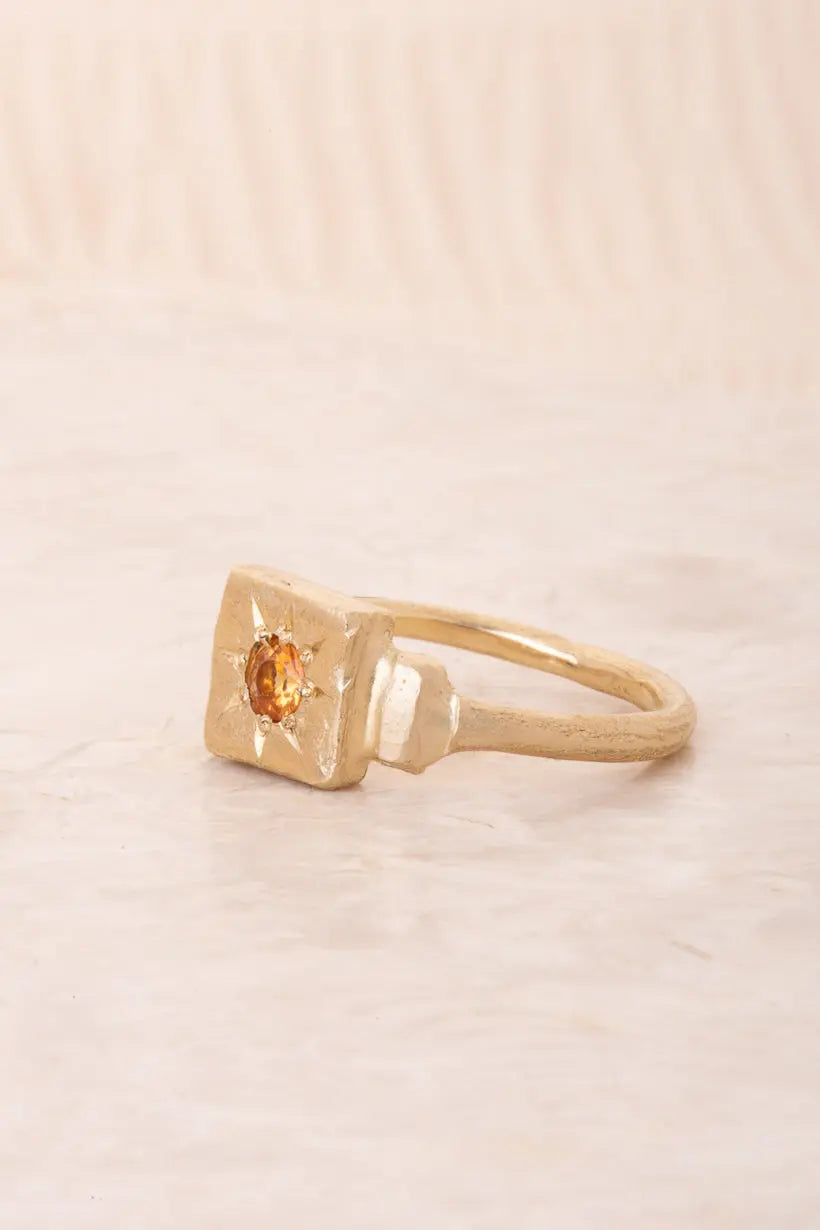 DAWN SIGNET RING - ORANGE SAPPHIRE Ada Hodgson