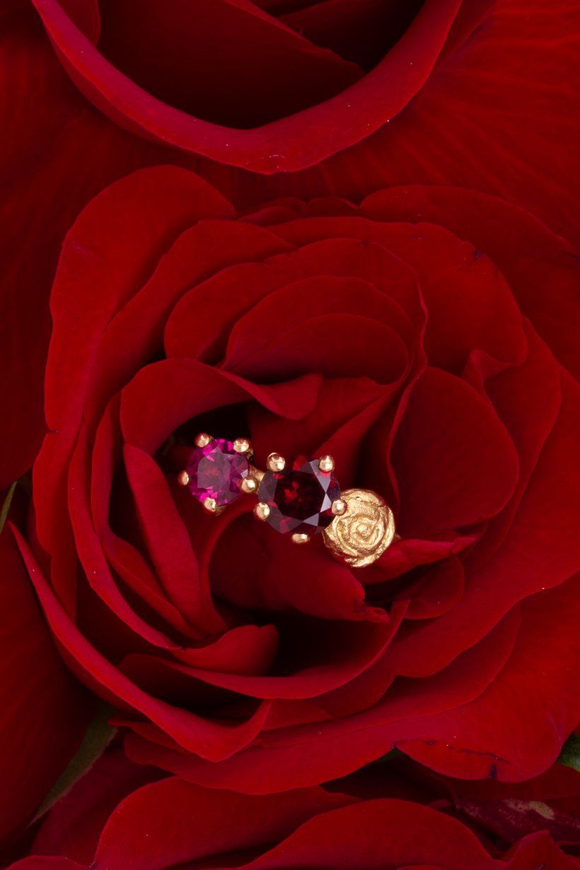 ROSE RING - YELLOW GOLD, GARNET Ada Hodgson