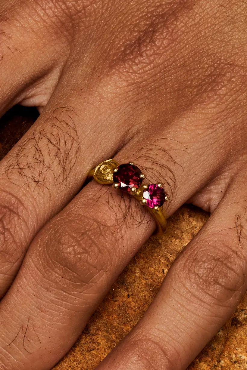 ROSE RING - YELLOW GOLD, GARNET Ada Hodgson